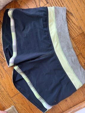 lululemon black and light green workout skirt lining